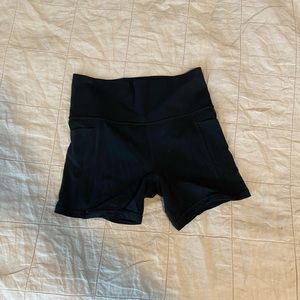 Athleta 5’ salutation shorts